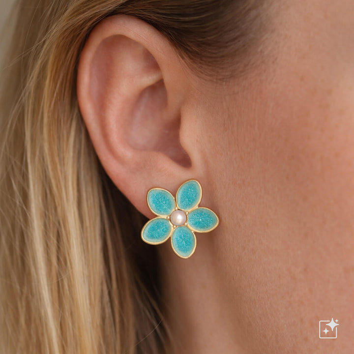 Flower earrings with pearl center – gold-plated steel