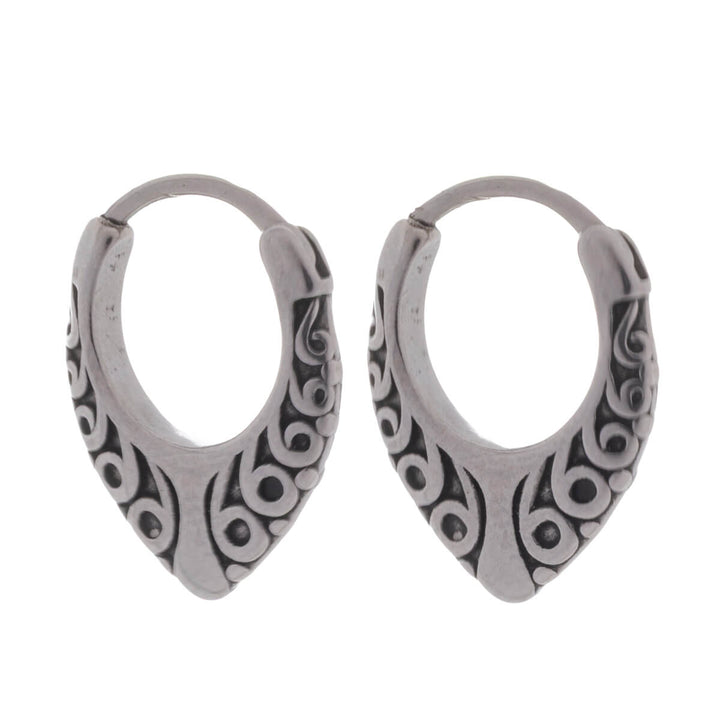 V-shaped earring 10mm – Patterned surgical steel (316L)