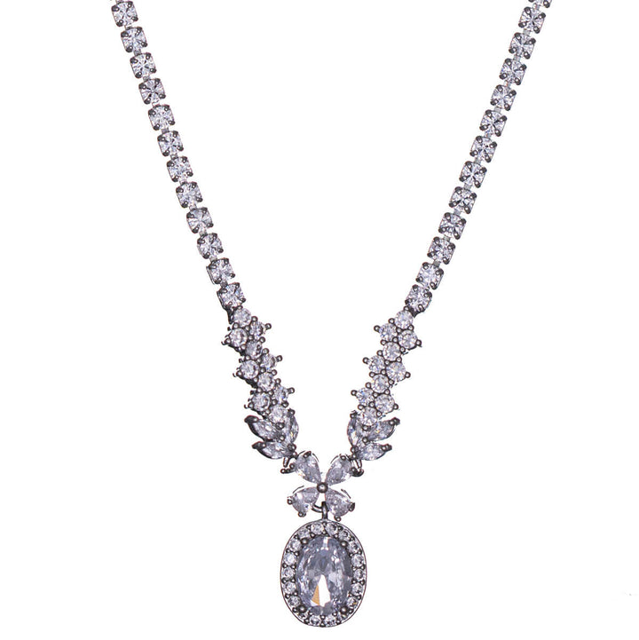 Oval-shaped zirconia necklace