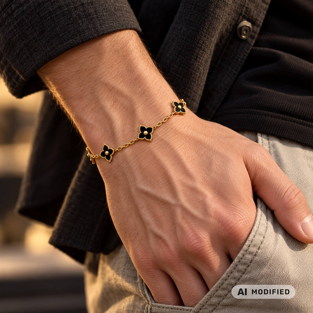 Delicate four-leaf clover bracelet with black finish (PVD-coated steel)