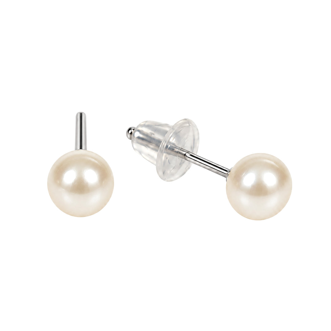 Kermanvalkoiset helminappikorvakorut 4 mm, pari valkoisella taustalla