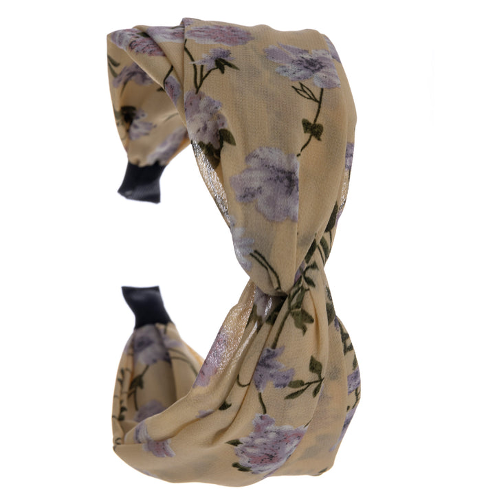 A flower patterned wide hair collar