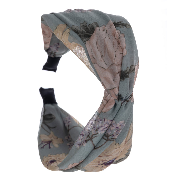 A flower patterned wide hair collar