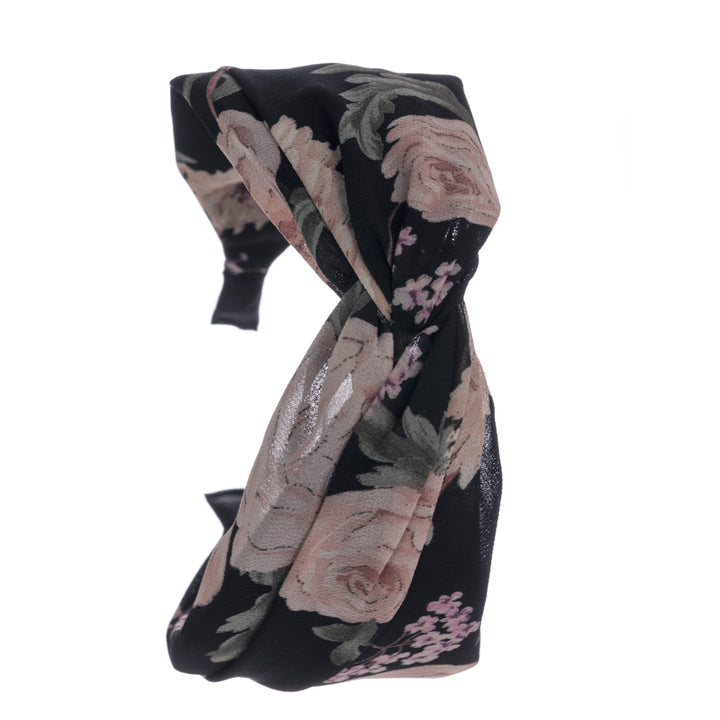 A flower patterned wide hair collar