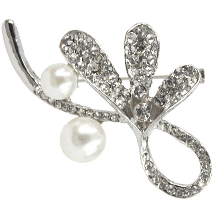 Pearl decorated with a brooch