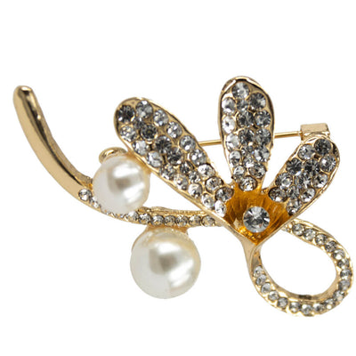 Pearl decorated with a brooch